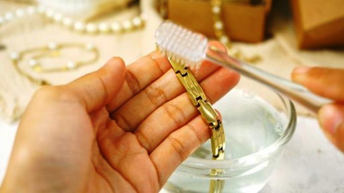 Gold Jewellery Cleaning: బంగారం నిగనిగ మెరువాలంటే ఇలా చేయండి.. తళుక్కుమంటుంది..!