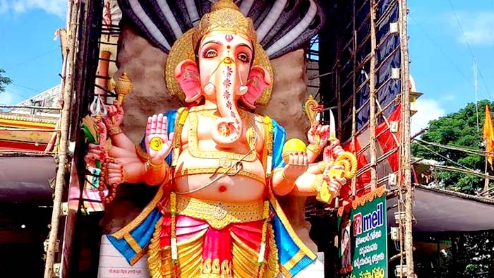 Khairatabad Ganesh: ఖైరతాబాద్ గణేషుడి వద్దకు భారీగా భక్తులు.. ఉదయం 9.30 గంటలకు తొలిపూజ