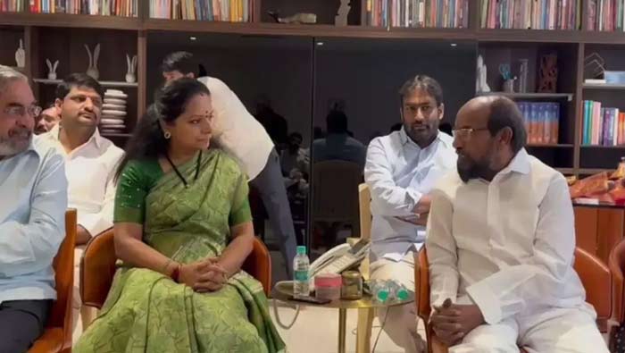 R.Krishnaiah: బీఆర్ఎస్ ఎమ్మెల్సీ కవితను కలిసిన ఆర్.కృష్ణయ్య..