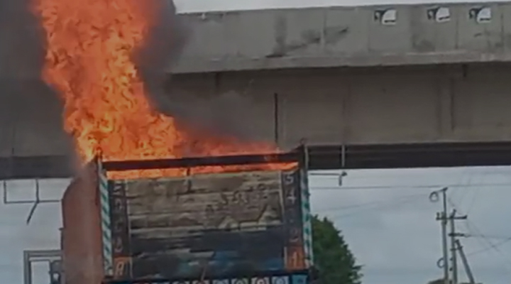 Sri satya sai: టోల్ ఫీ తప్పించుకో బోయి తగలబడ్డ లారీ