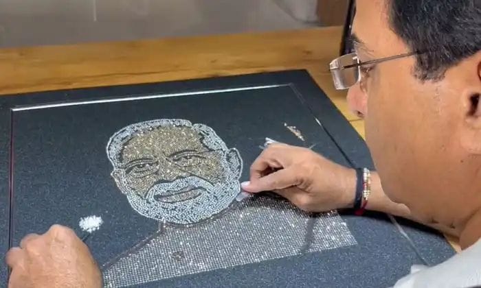 Modi : వజ్రాలతో ప్రధాని మోదీ ఫొటో.. ఖరీదైన బహుమతిని ఇచ్చిన వీరాభిమాని..