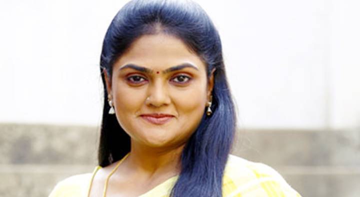 Nirosha: స్టార్ హీరోయిన్ ఇంట్లో చోరీ.. పోలీస్ స్టేషన్లో ఫిర్యాదు