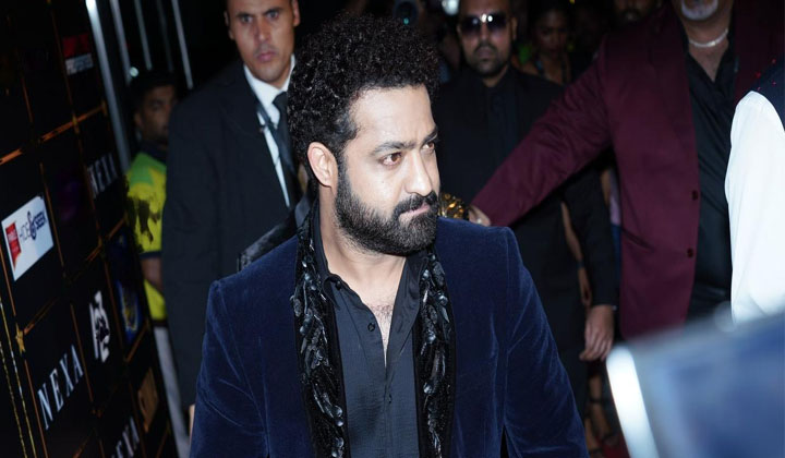 NTR: ‘సీఎం ఎన్టీఆర్’ నినాదాలతో దద్దరిల్లిన దుబాయ్… కోపంగా ఎన్టీఆర్