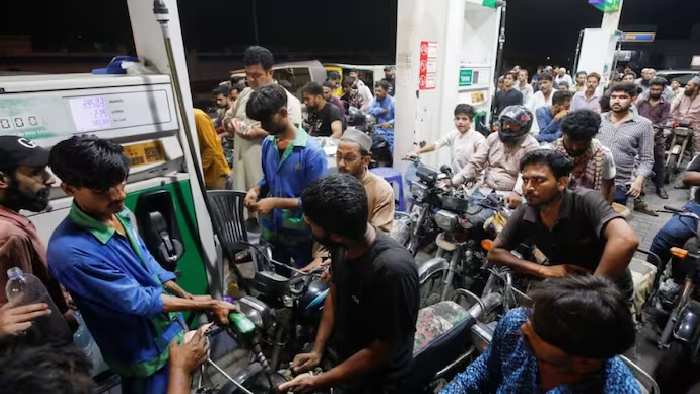 Petrol Prices: లీటర్ పెట్రోల్ ధర రూ. 300.. తీవ్ర ఆర్థిక సంక్షోభంలో దాయాది
