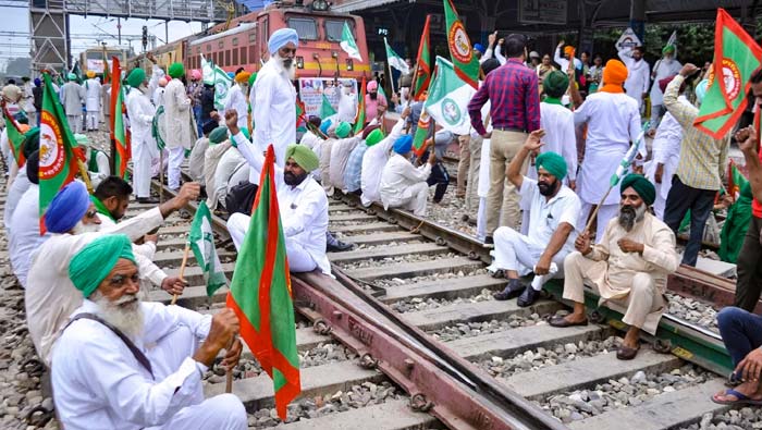 Punjab Farmers Protest: పంజాబ్⁭లో రైతుల ‘రైల్ రోకో’ నిరసన.. ఆదుకోవాలని డిమాండ్