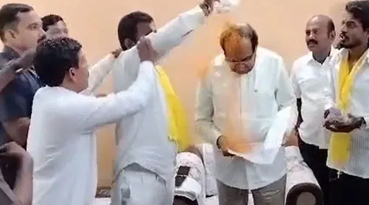 Maharashtra: మంత్రికి అవమానం.. పసుపు చల్లిన వ్యక్తి.. కారణమదే