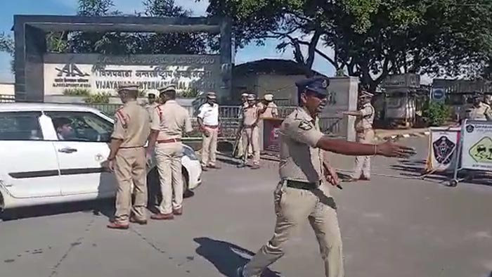 High Tension: గన్నవరం ఎయిర్ పోర్టు దగ్గర హైటెన్షన్.. భారీగా పోలీసుల మోహరింపు