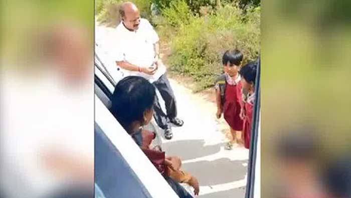 Sabitha Indra Reddy : చదువుల మంత్రే లిఫ్ట్ ఇస్తే.. ఆ చిన్నారి విద్యార్థుల ఆనందానికి అవధుల్లేవు