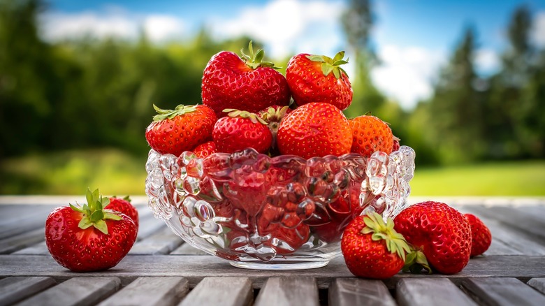 Transparent,vase,with,strawberries,outdoors.,strawberries,in,summer.,strawberries,on