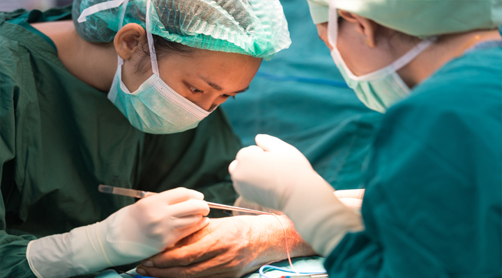 Britain Female Surgeons: షాకింగ్ సర్వే.. బ్రిటన్ మహిళా సర్జన్లకు వేధింపులు అధికం