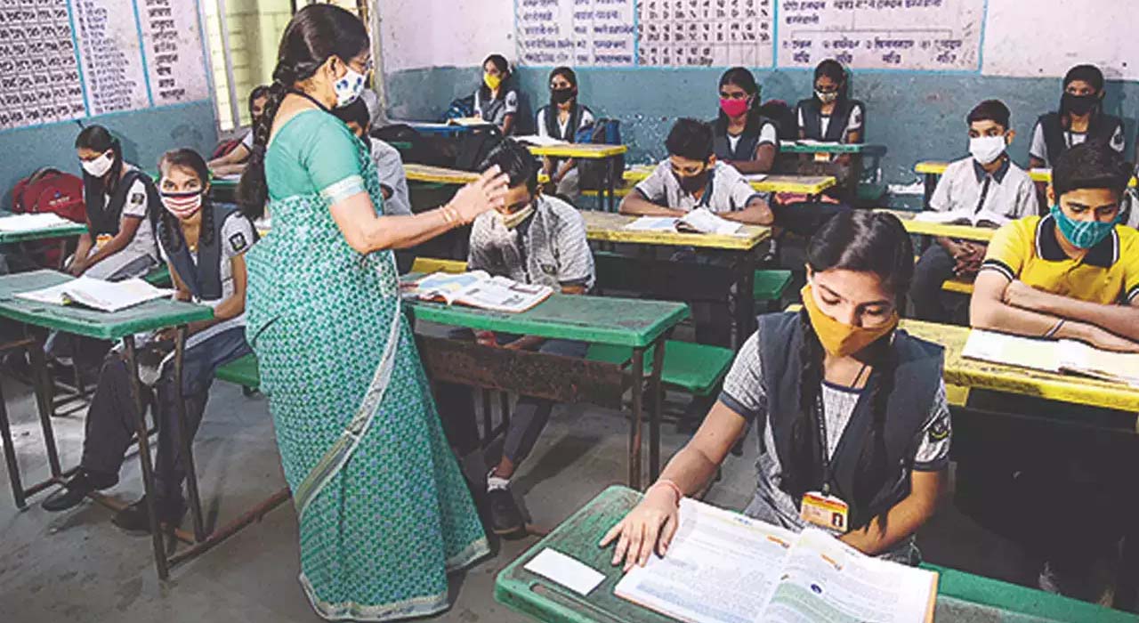 TS Govt: సర్కార్‌ టీచర్స్ డే కానుక.. గురుకుల కాంట్రాక్ట్ ఉపాధ్యాయుల క్రమబద్దీకరణ