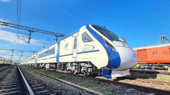 Vande Bharat Trains: ఇకపై 14 నిమిషాల్లోనే వందేభారత్ రైళ్లు శుభ్రం..