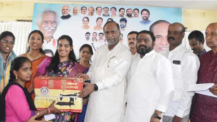 VB Foundation : మహిళలకు అండగా వీబీ ఫౌండేషన్‌.. కుట్టుమిషన్లు పంపిణీ