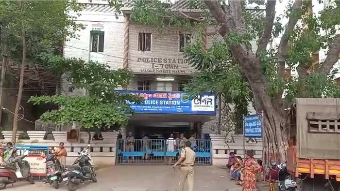 Vizag Crime: విశాఖలో హత్య కలకలం.. బాలుగు గొంతు కోసి, సముద్రంలోకి విసిరేసి..!