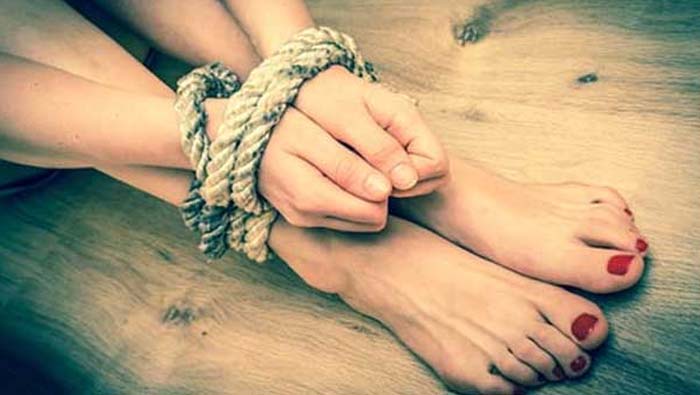 Sale of Woman: రూ.40వేలకు మహిళ విక్రయం.. గదిలో బంధించి..!