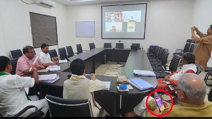 Bhupesh Baghel: సమావేశంలో క్యాండీక్రష్ ఆడిన కాంగ్రెస్ సీఎం.. బీజేపీ తీవ్ర విమర్శలు..