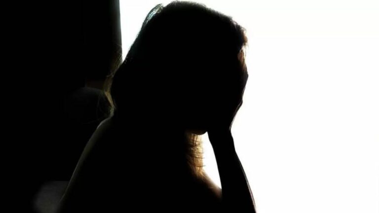 Cops Harass Woman: పార్క్‌లో కూర్చున్న యువతిని లైంగికంగా వేధించి.. డబ్బు వసూలు చేసిన పోలీసులు!