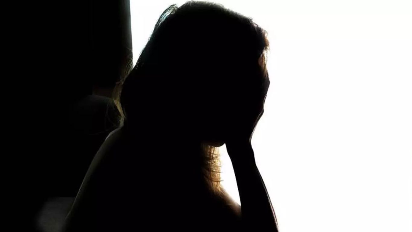 Cops Harass Woman: పార్క్‌లో కూర్చున్న యువతిని లైంగికంగా వేధించి.. డబ్బు వసూలు చేసిన పోలీసులు!