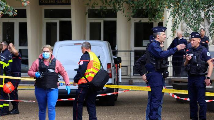 France: ఇజ్రాయిల్-హమాస్ ఘర్షణ వేళ.. ఫ్రాన్స్‌ స్కూల్‌లో కత్తితో దాడి.. ఉగ్రచర్యగా అనుమానం..