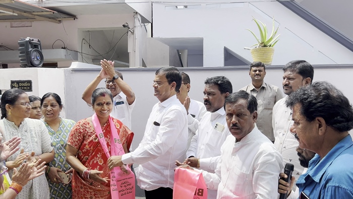 BRS Joinings: బీఆర్‌ఎస్‌లో చేరిన కాచిగూడ బీజేపీ మహిళా మోర్చా ప్రెసిడెంట్ ప్రతిభ