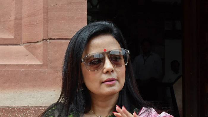 Mahua Moitra: ఎంపీ మహువా మోయిత్రా ఖరీదైన గిఫ్టులు కోరింది.. చేయకూడని పనులు చేయించింది..