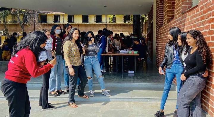 Delhi University: వాష్‌రూమ్‌లో బట్టలు మార్చుకుంటున్న స్టూడెంట్స్‎ను వీడియో తీసిన స్వీపర్