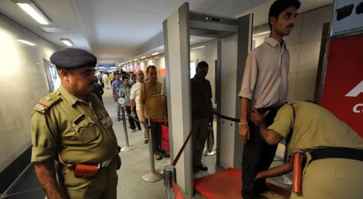 High Alert in Airport: షాకింగ్..  శంషాబాద్ ఎయిర్ పోర్టులో విమానం హైజాక్.. ?