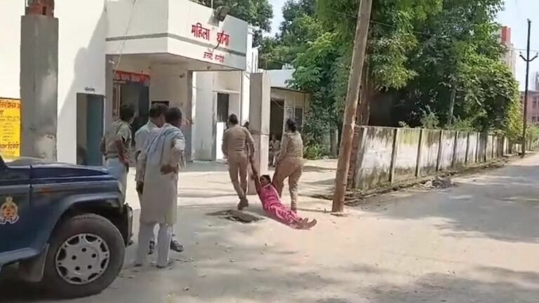 UP Police: యూపీలో దారుణం.. వికలాంగ మహిళను రోడ్డుపై ఈడ్చుకెళ్లిన కానిస్టేబుళ్లు!
