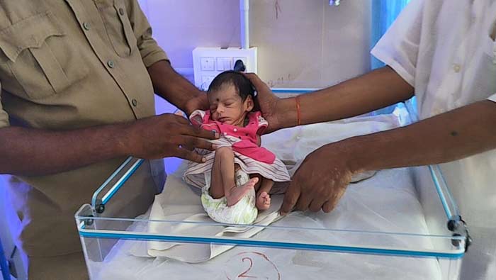 Mahabubabad: నాలుగో కాన్పులో కూడా ఆడపిల్ల.. ఆసుపత్రిలో వదిలి వెళ్ళిన తల్లిదండ్రులు