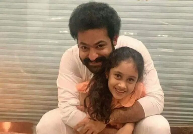 NTR : ఎన్టీఆర్ తో కలిసి అల్లరి  చేస్తున్న ఆ పాప ఎవరో తెలుసా..?