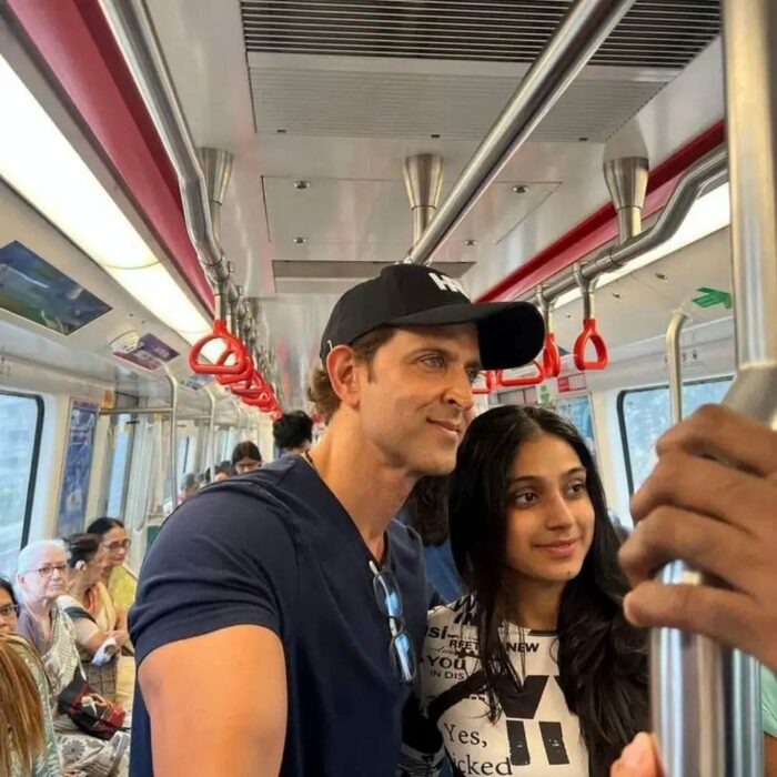 Hrithik Roshan: మెట్రోలో ప్రయాణించిన హృతిక్.. సెల్ఫీల కోసం ఎగబడ్డ ఫ్యాన్స్..