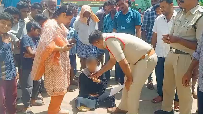 Woman Protest: భార్యను వదిలేసి సౌదీకి భర్త.. పీఎస్‌ ముందు బైఠాయించి మహిళ ఆందోళన