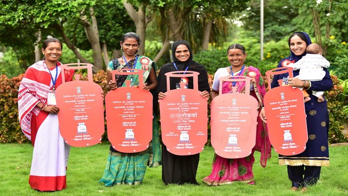 PM Ujjwala Yojana: కేంద్ర ప్రభుత్వం శుభవార్త.. గ్యాస్‌ సిలిండర్‌పై రూ.300 సబ్సిడీ