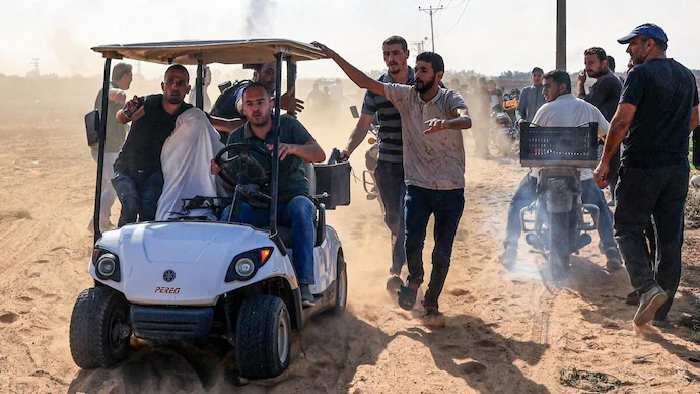 Israel: ఇజ్రాయిల్ పౌరులను బందీలుగా పట్టుకున్న హమాస్ ఉగ్రవాదులు.. వైరలవుతున్న వీడియోలు..