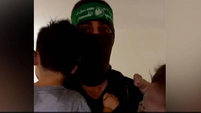 Israel-Hamas War: బందీలుగా తీసుకున్న చంటి పిల్లలను ఆడిస్తున్న హమాస్ ఉగ్రవాదులు.. వీడియో వైరల్..