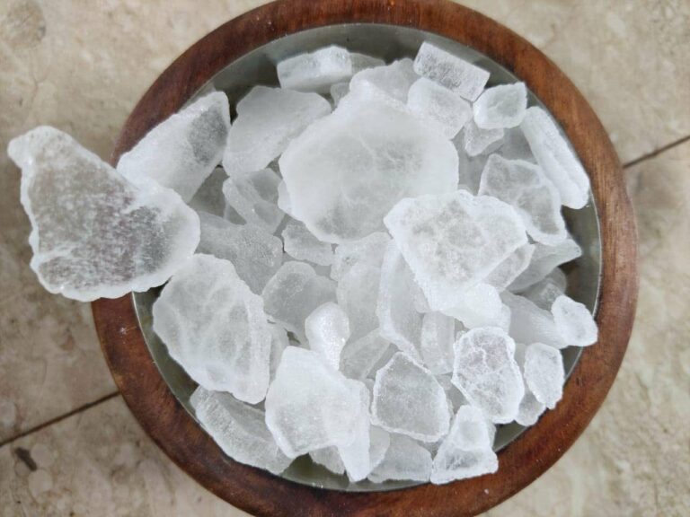 Vastu Tips : పూజ గదిలో పచ్చ కర్పూరాన్ని ఉంచితే ఏం జరుగుతుందో తెలుసా?