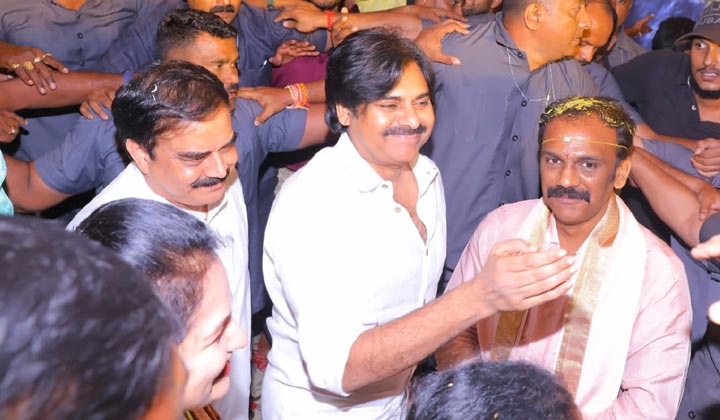 Pawan Kalyan: వంగవీటి రాధా పెళ్లిలో పవన్.. ఫోటో వైరల్