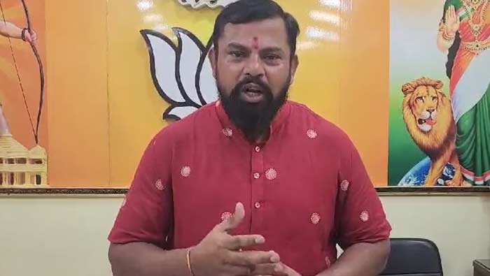 Raja Singh : దమ్ముంటే నా మీద అసదుద్దీన్ ఓవైసీ పోటీ చేయాలి