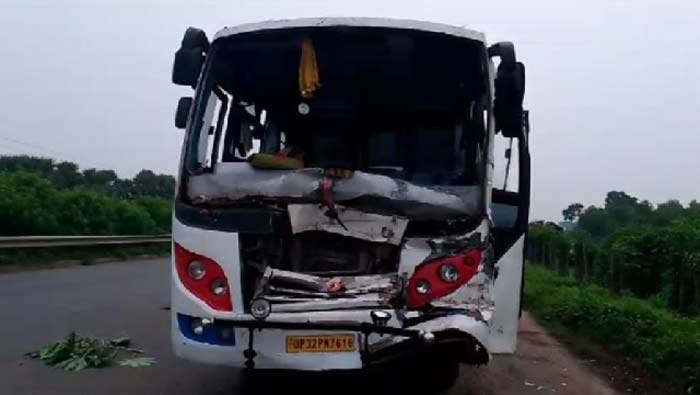 Road Accident: ఒడిశాలో ట్రక్కును ఢీకొన్న బస్సు.. 21 మందికి గాయాలు