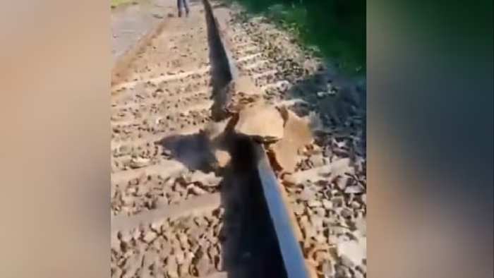 Maharashtra: రైలుని పట్టాలు తప్పించే కుట్ర.. తప్పిన పెను ప్రమాదం..