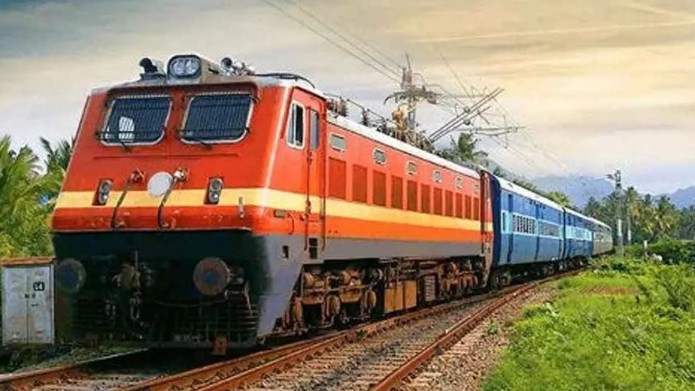 Special Trains: ప్రయాణికుల రద్దీ దృష్ట్యా.. 10 ప్రత్యేక రైళ్ల పొడిగింపు!