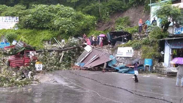 Uttarakhand: కారుపై విరిగిపడ్డ కొండచరియలు.. ముగ్గురు చిన్నారులతో సహా ఏడుగురు మృతి