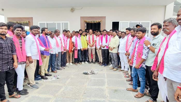 MLA Lakshmareddy: అభివృద్ధిని వైపే మా అడుగు.. బీఆర్ఎస్ పార్టీలో చేరికలు