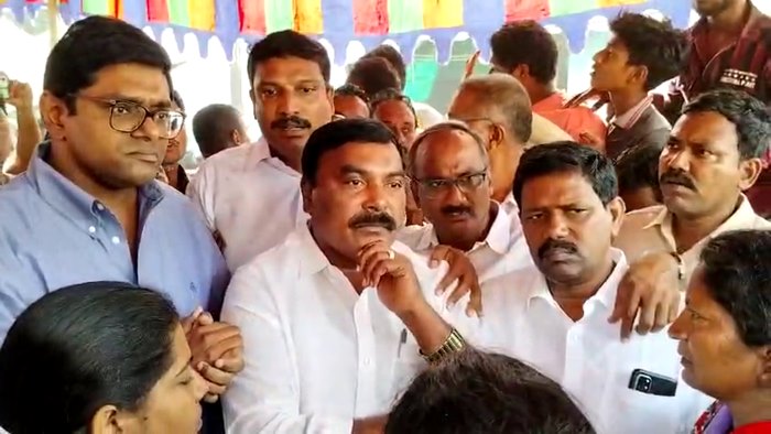 Local Protest: మంత్రులకు నిరసన సెగ.. దళిత యువకుడి మృతిపై విచారణకు డిమాండ్