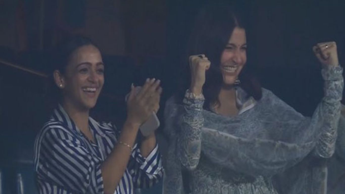 Anushka Sharma: వికెట్ తీసిన విరాట్‌ కోహ్లీ.. అనుష్క శర్మ రియాక్షన్ చూశారా!