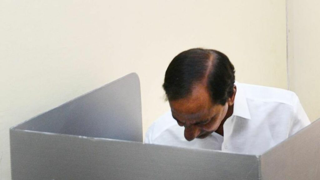 Cm Kcr Cast His Vote