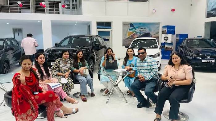 Diwali Gift: బాస్ అంటే నువ్వే.. ఉద్యోగులకు దీపావళి గిఫ్టులుగా కార్లు.. ఆఫీస్ బాయ్‌కి కూడా..