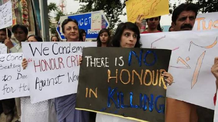 Honour Killing: పాకిస్తాన్‌లో పరువు హత్య..  యువ జంటని కాల్చి చంపేశారు..