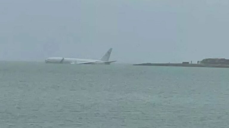 Plane Crash: సముద్రంలోకి దూసుకెళ్లిన విమానం.. వీడియో వైరల్!