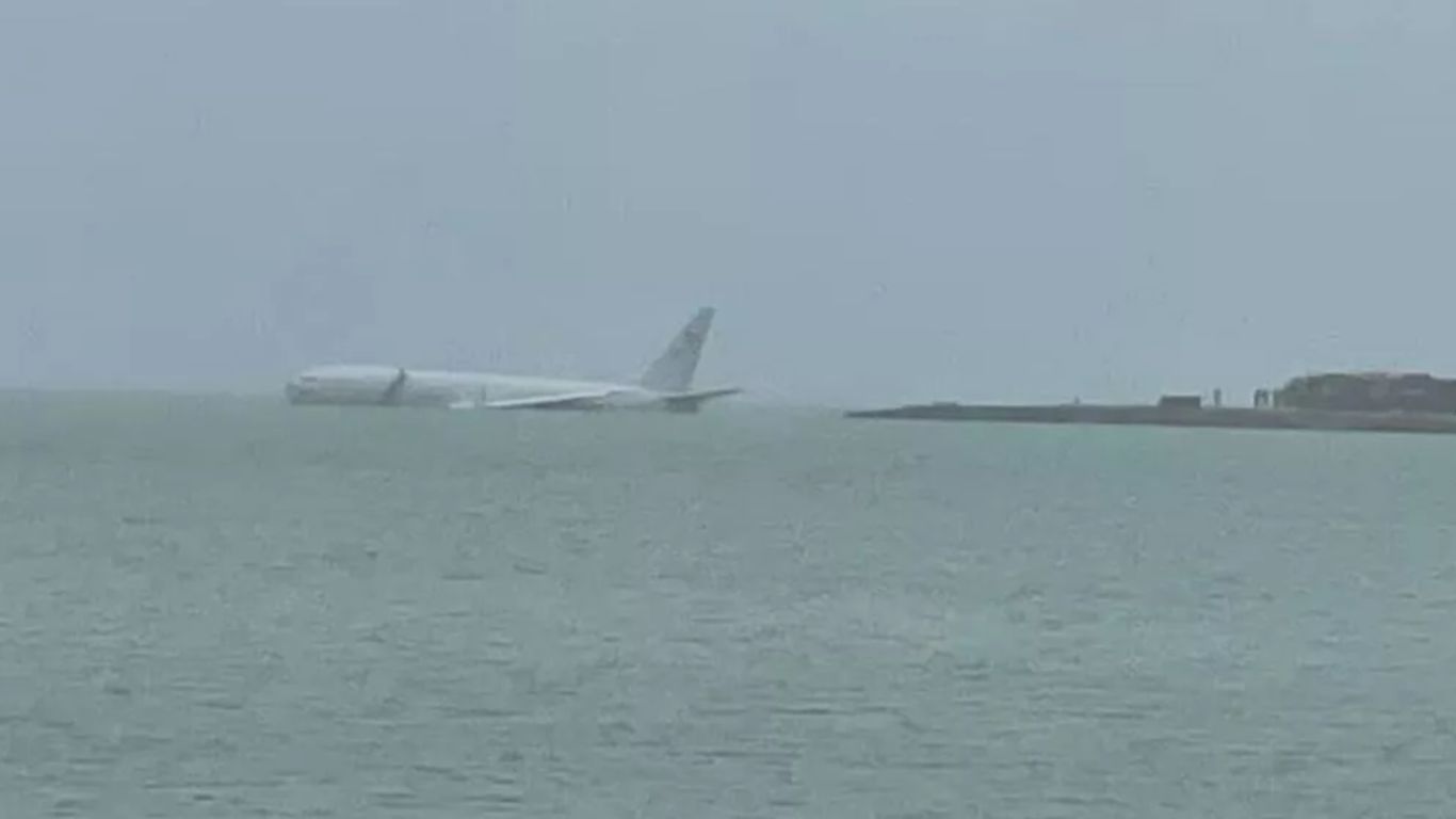 Plane Crash: సముద్రంలోకి దూసుకెళ్లిన విమానం.. వీడియో వైరల్!